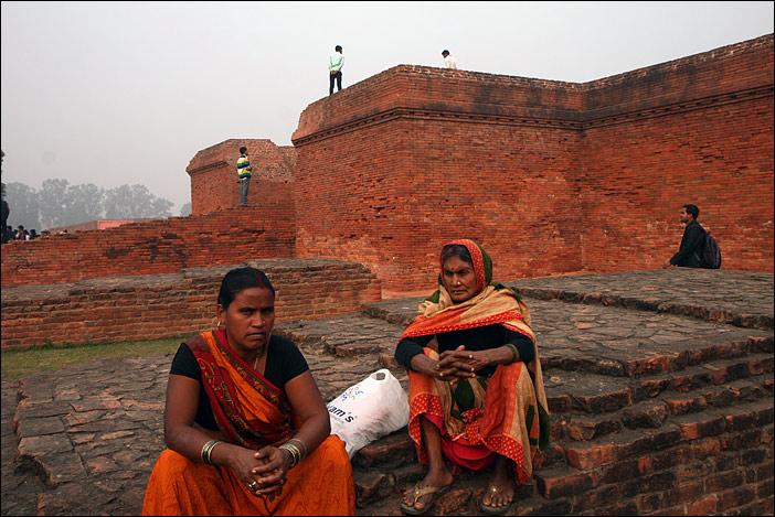 Frauen in den Ruinen der Nalanda Universität